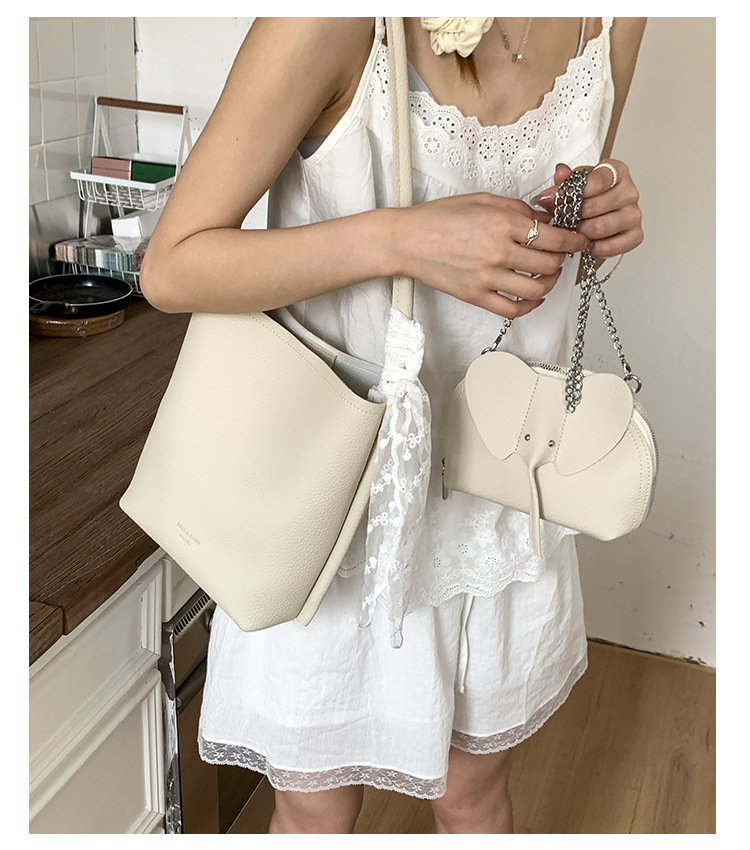 A trendy and versatile single-shoulder underarm bag for women in the summer of 2025, featuring a niche design and a simple commuting bucket bag undefined