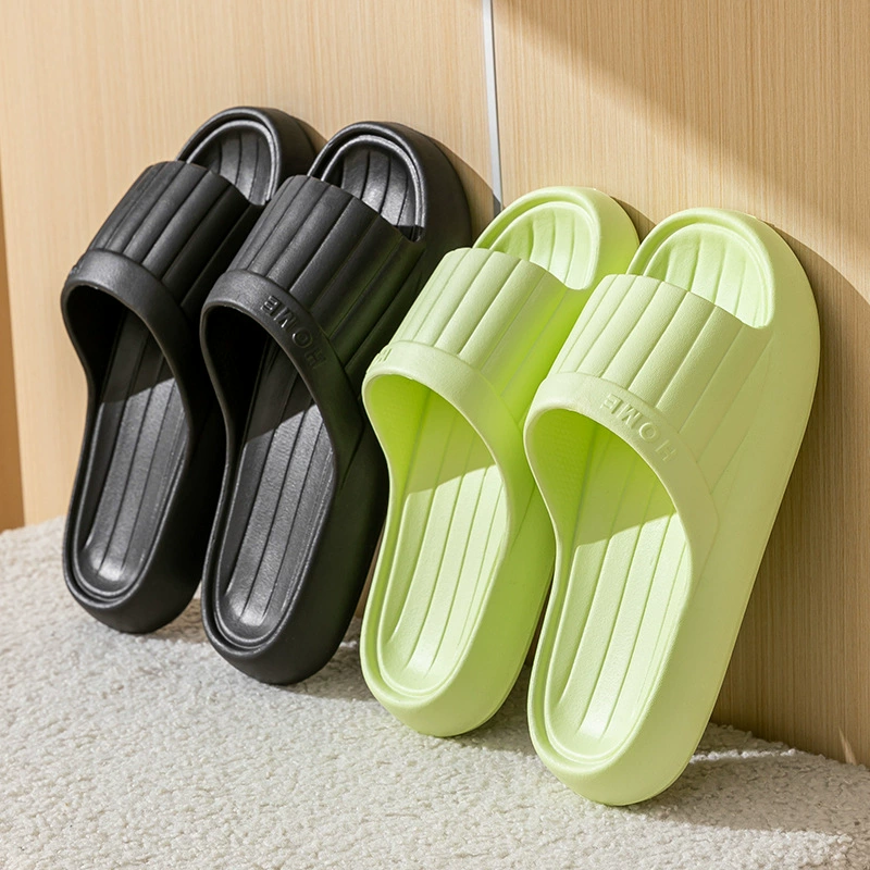 Сандалии EVA с полосатым принтом доступны в нескольких размерах.