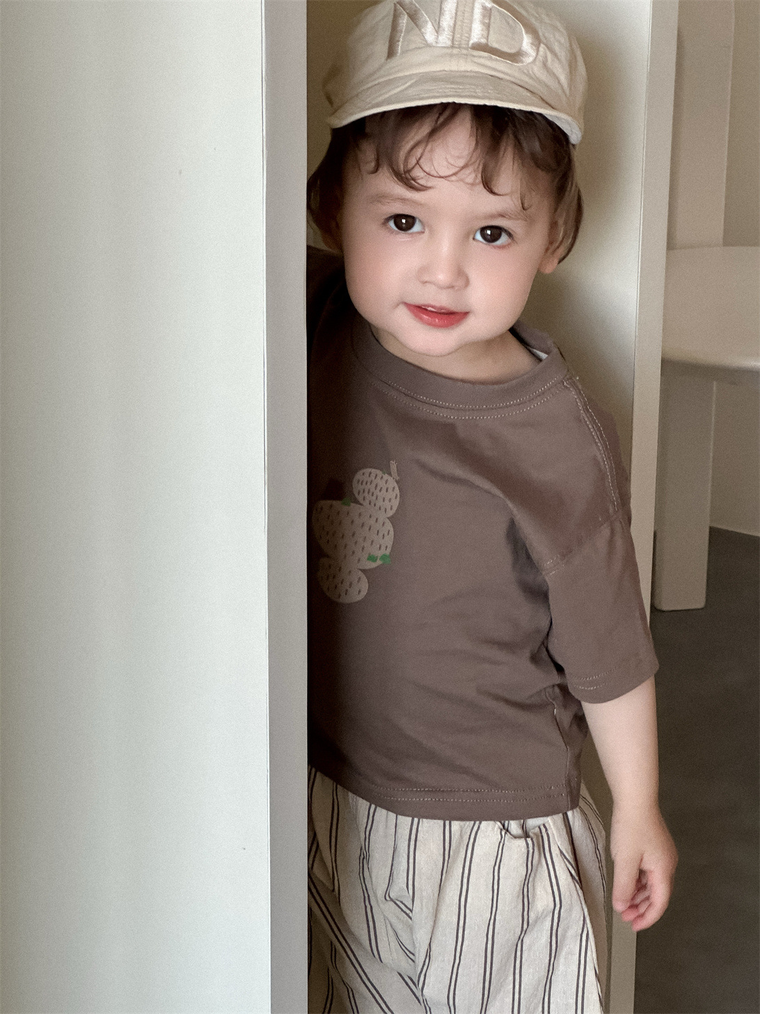 Conjunto de camiseta de manga corta de verano para niños, estilo fino, conjunto de verano para bebé 2026, conjunto de pantalones cortos a rayas estilo coreano para niños.