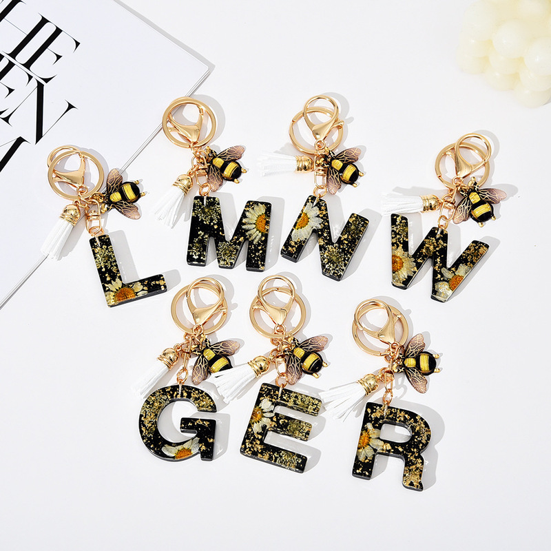 European and American Daisy Dried Flower 26 Letter Keychain Pendant Cute Little Bee Tassel Key Chain Bag Decoration Gift