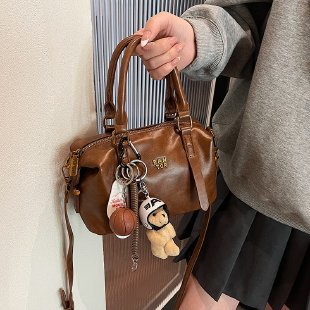 Bolso de almohada de moda de mano, bolso de hombro de alta calidad coreano, bolso de nicho de invierno de 2024 para mujeres simples