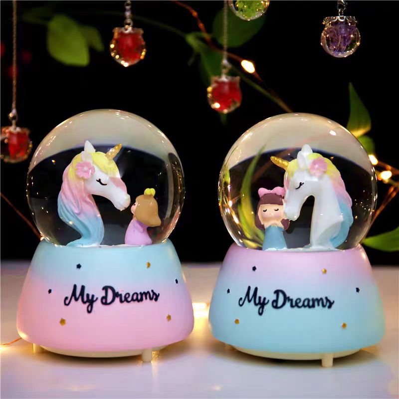 Fábrica directa de una gran cantidad de caja de música luminosa bola de cristal flotante automática nieve regalos de día de San Valentín adornos