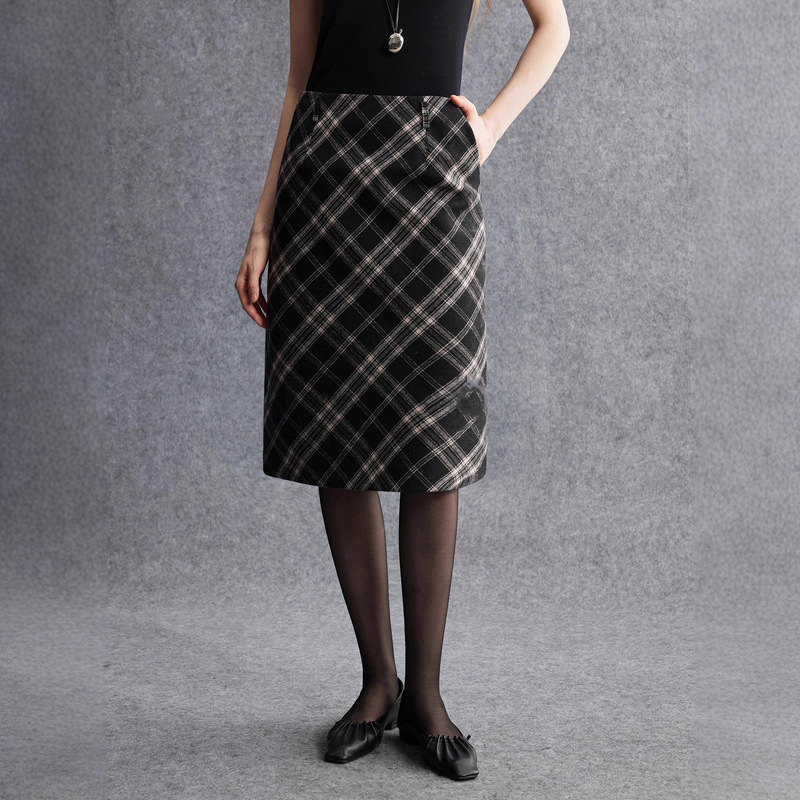 2025 New Autumn and Winter Fashionable Retro Miu Style Straight Waist Plaid Skirt for Women Petite Skirt