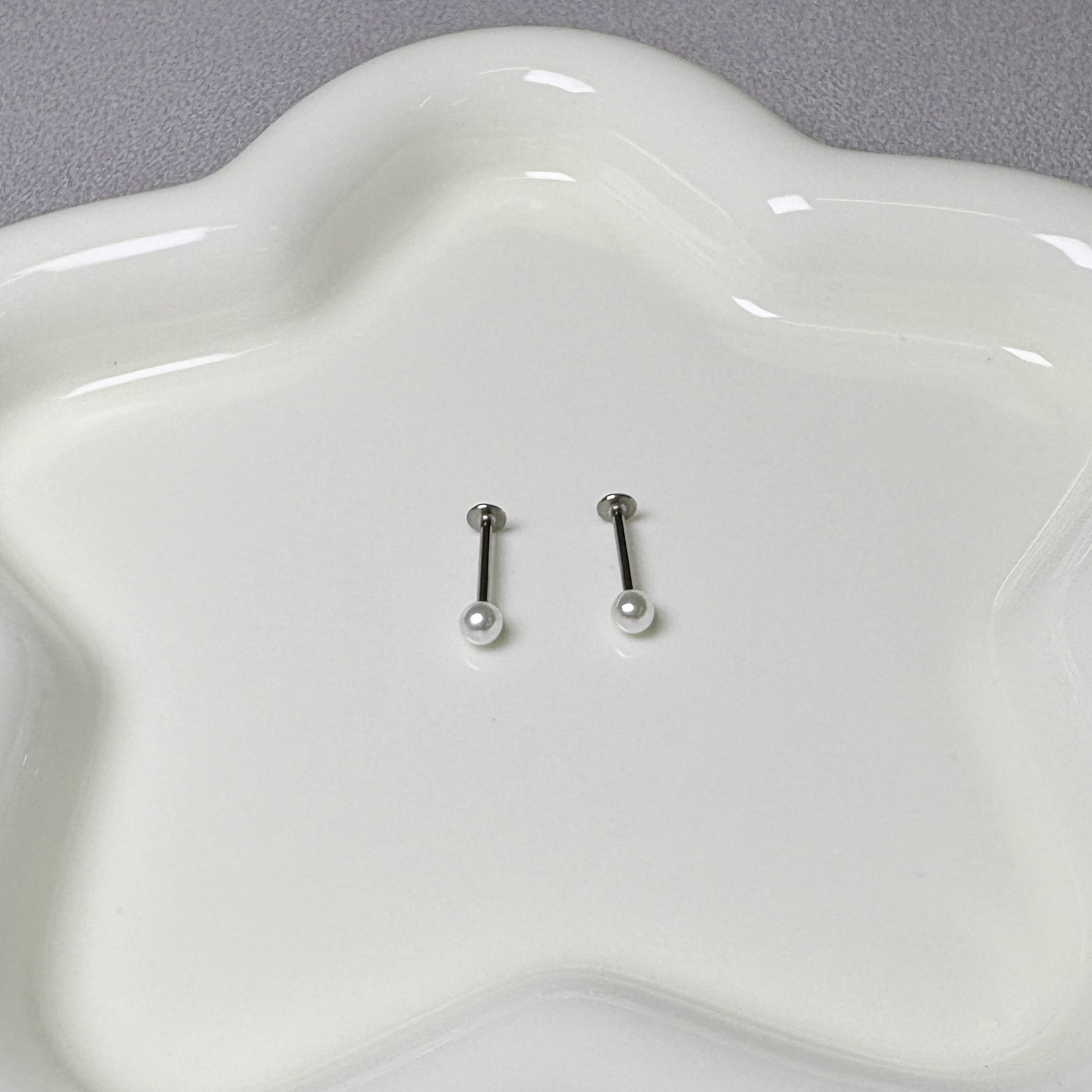 Pointed titanium steel lip stud product view