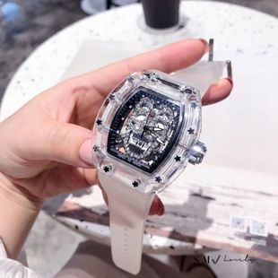 ���Q��Ůʿ���ʯӢ�ֱ�͸���U�����B�^��Ͱ�Εr�к��s͸���OӋ��