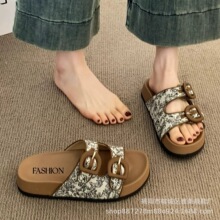 �羳��һ����Ь�¿�Ů�ļ��n���⴩��Ь�ȼ���ȹ��ɳ����Ь��ײ�