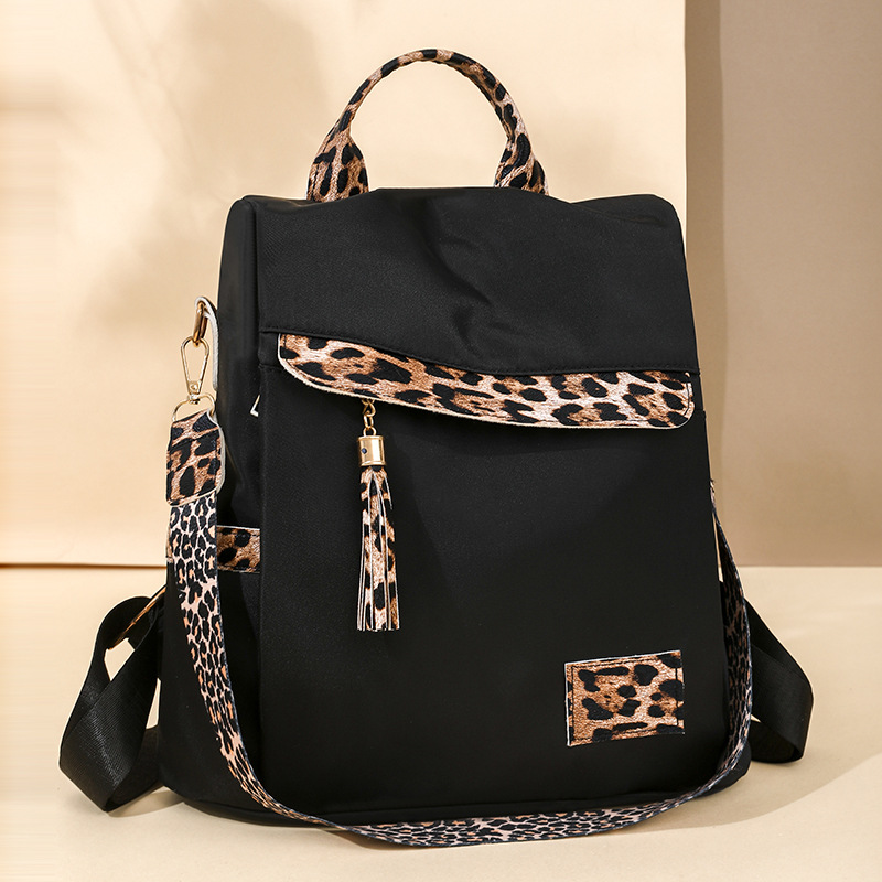 2024 nueva mochila antirrobo con estampado de leopardo de nylon para mujer, borla de moda, mochila de viaje de gran capacidad en contraste al por mayor