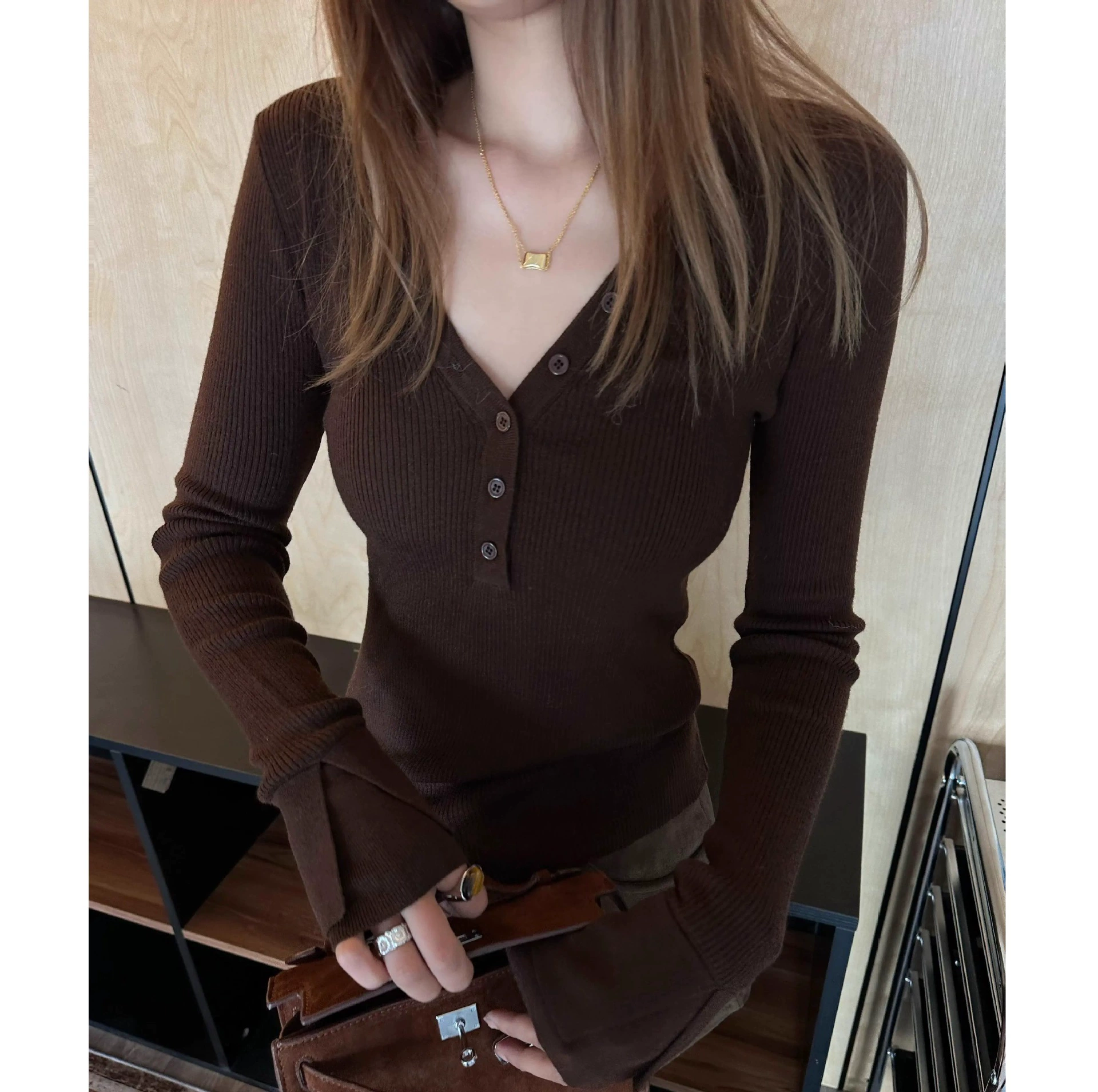 Дизайн с V-образным вырезом