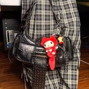 LuoLuoRoomԭ��&ldquo;�������&rdquo;��ɫŮʿ�r�аٴ�����μ���C܇��