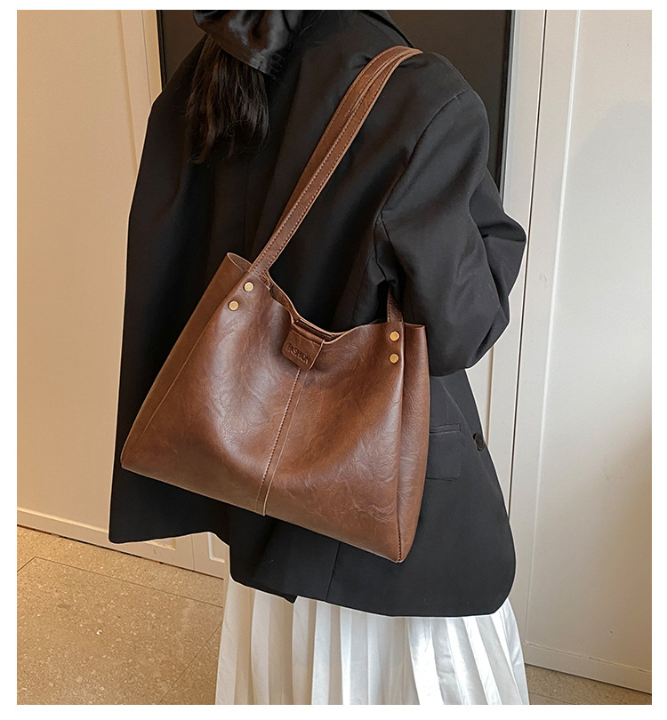 The new 2024 autumn collection features a retro, simple, large-capacity, solid-color, fashionable and individual single-shoulder underarm tote women's bag details Picture
