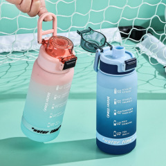 シンプルなスポーツプラスチックカップフロストグラデーションのバウンスカバー直飲カップ学生屋外携帯カップコップ