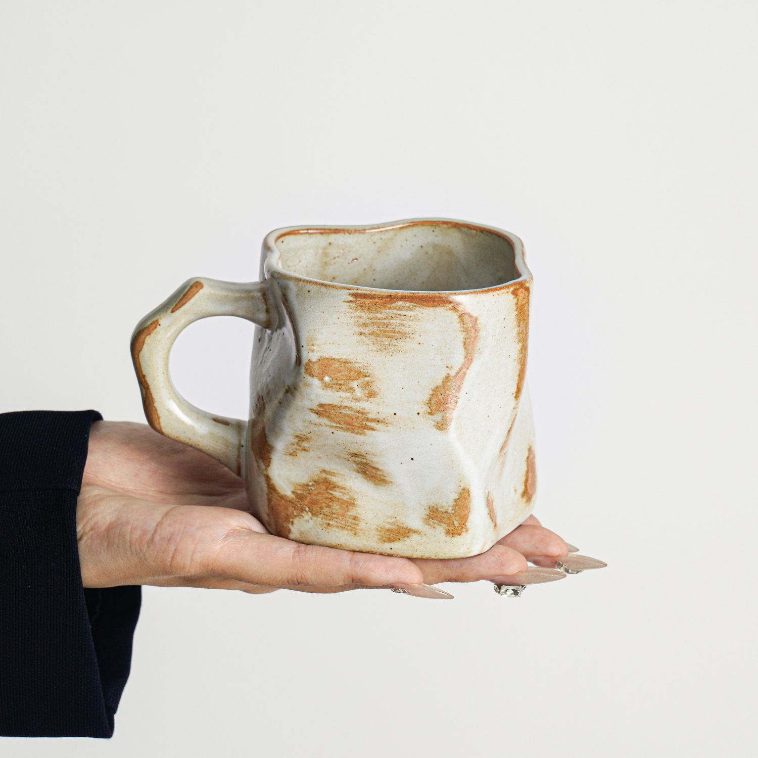 Taza de forma especial de cambio de horno, taza pellizcada a mano, taza de agua de café con leche de alta calidad de cerámica, taza de té de café de oficina, regalo pequeño