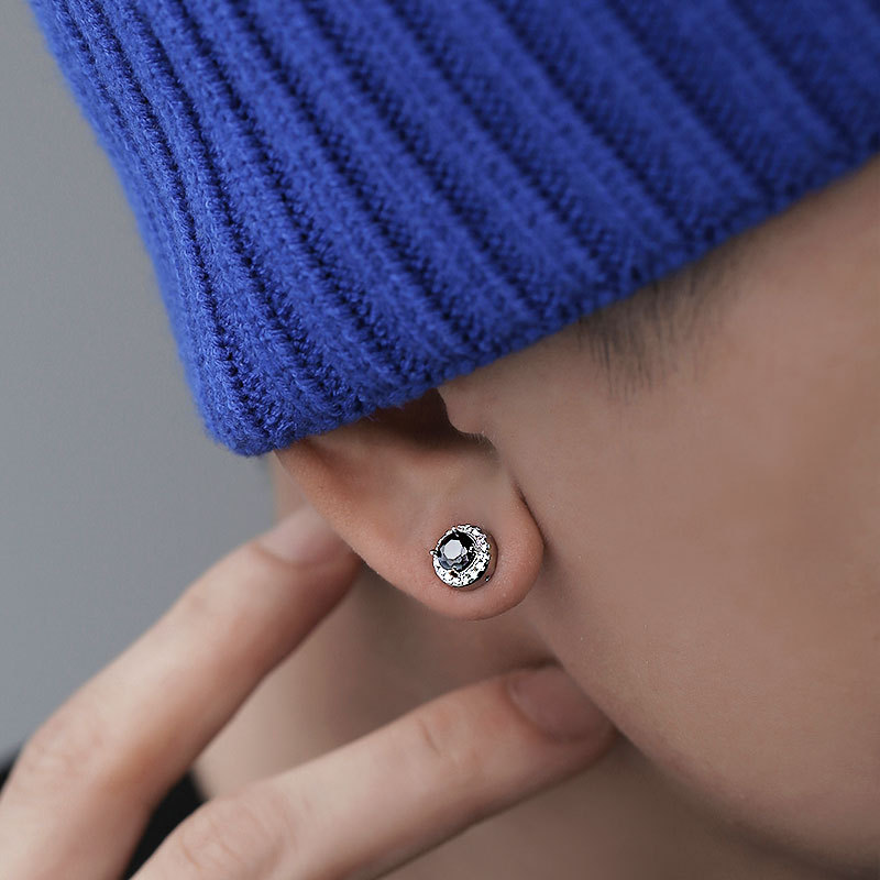 Men's clip-on earrings for men without pierced ears, trendy and hip-hop style, magnetic zircon stud earrings, single earring, popular online style fake earrings.