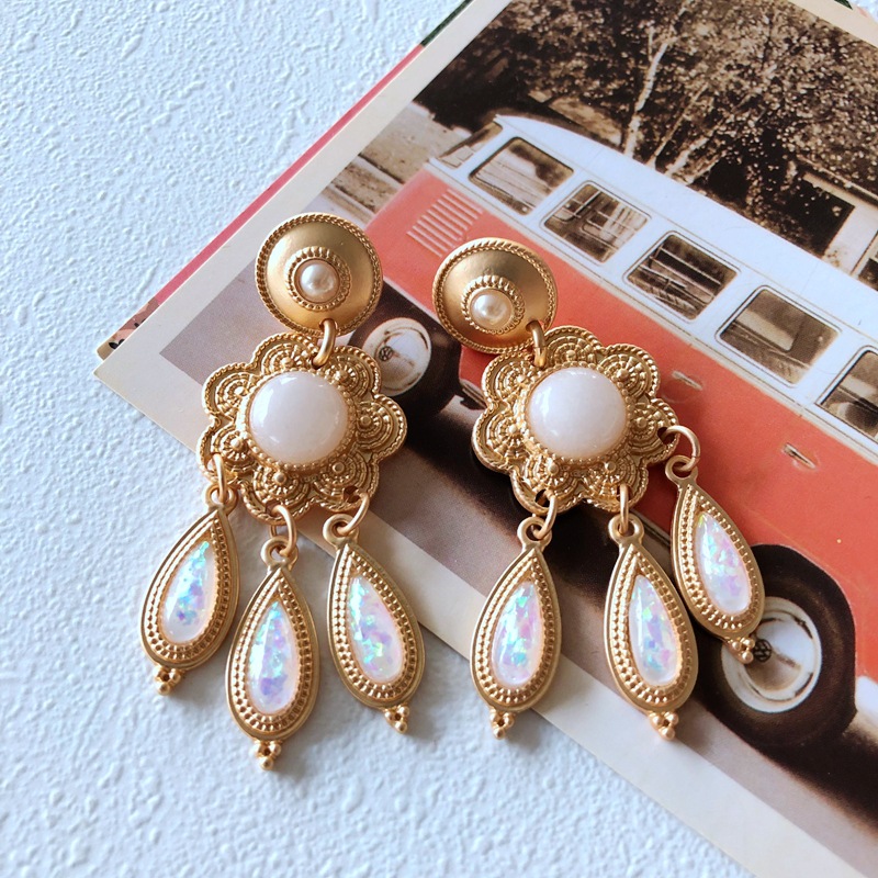 Nihaojewelry Simple White Flower Shell Plant Flowers Earrings Wholesale Jewelry display picture 6