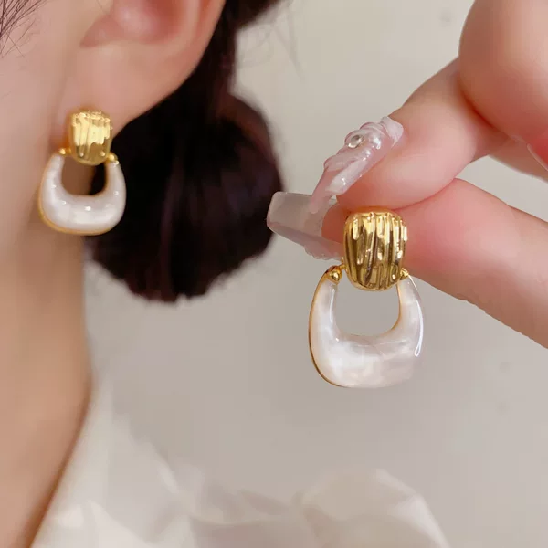 Niche fashion, minimalist metal geometric resin earrings, elegant and luxurious, versatile, with a unique design, wholesale