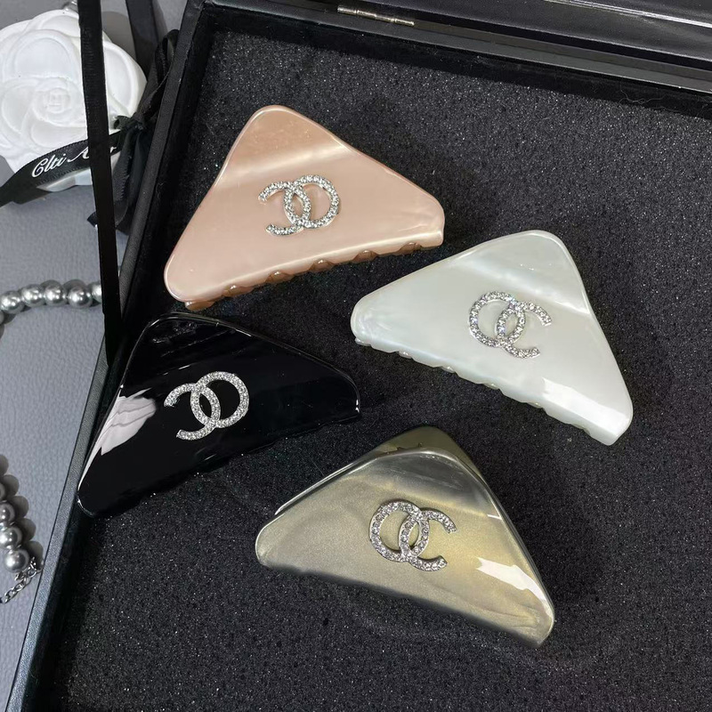 New Geometric Triangle High-End Claw Clip Trendy Small Chanel Double C Shark Clip Versatile Hairpin for the Back of the Head New Geometric Triangle High-End Claw Clip Trendy Small Chanel Double C Shark Clip Versatile Hairpin for the Back of the Head