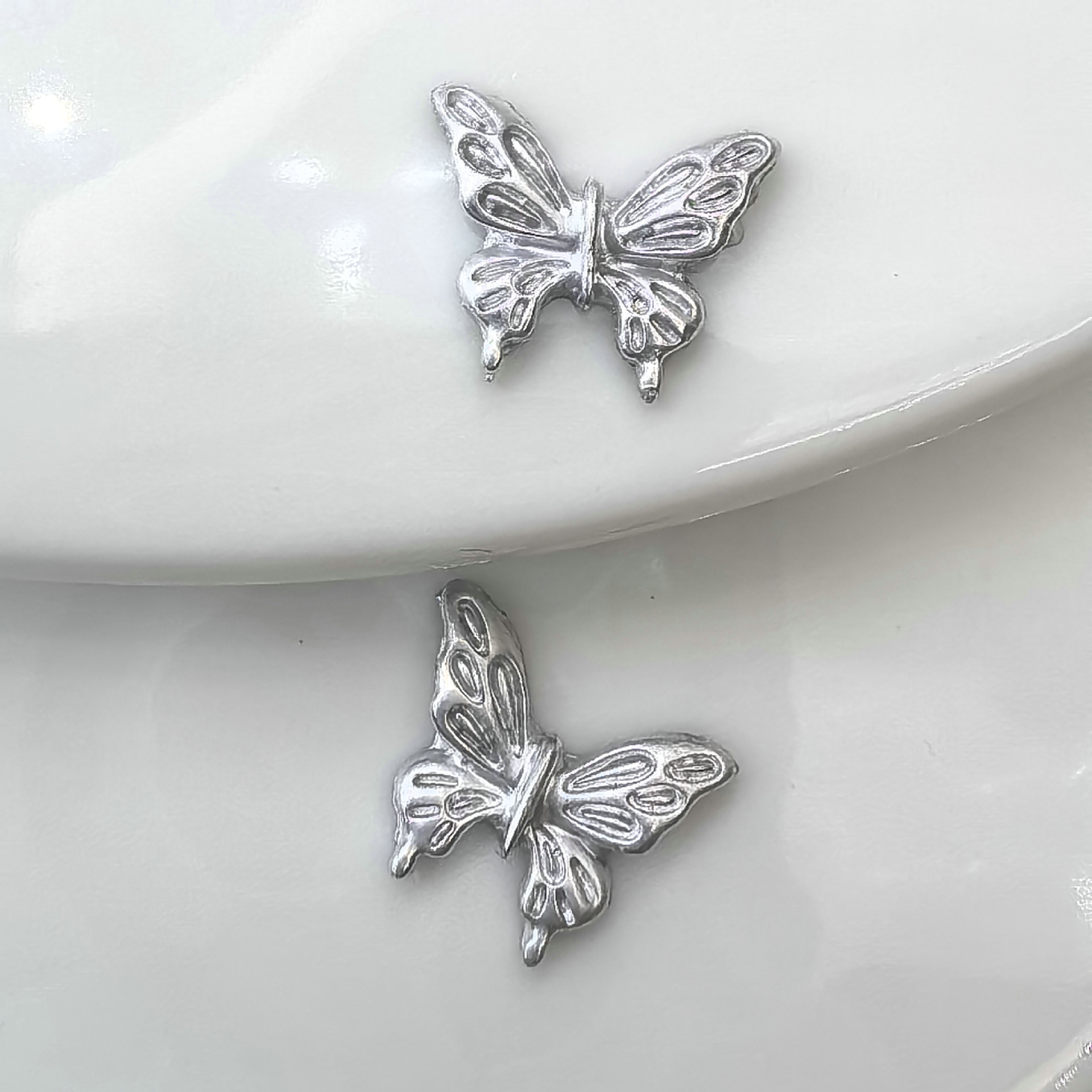 大量现货银色蝴蝶美甲饰品轻奢立体蝴蝶结金属大蝴蝶翅膀指甲钻饰