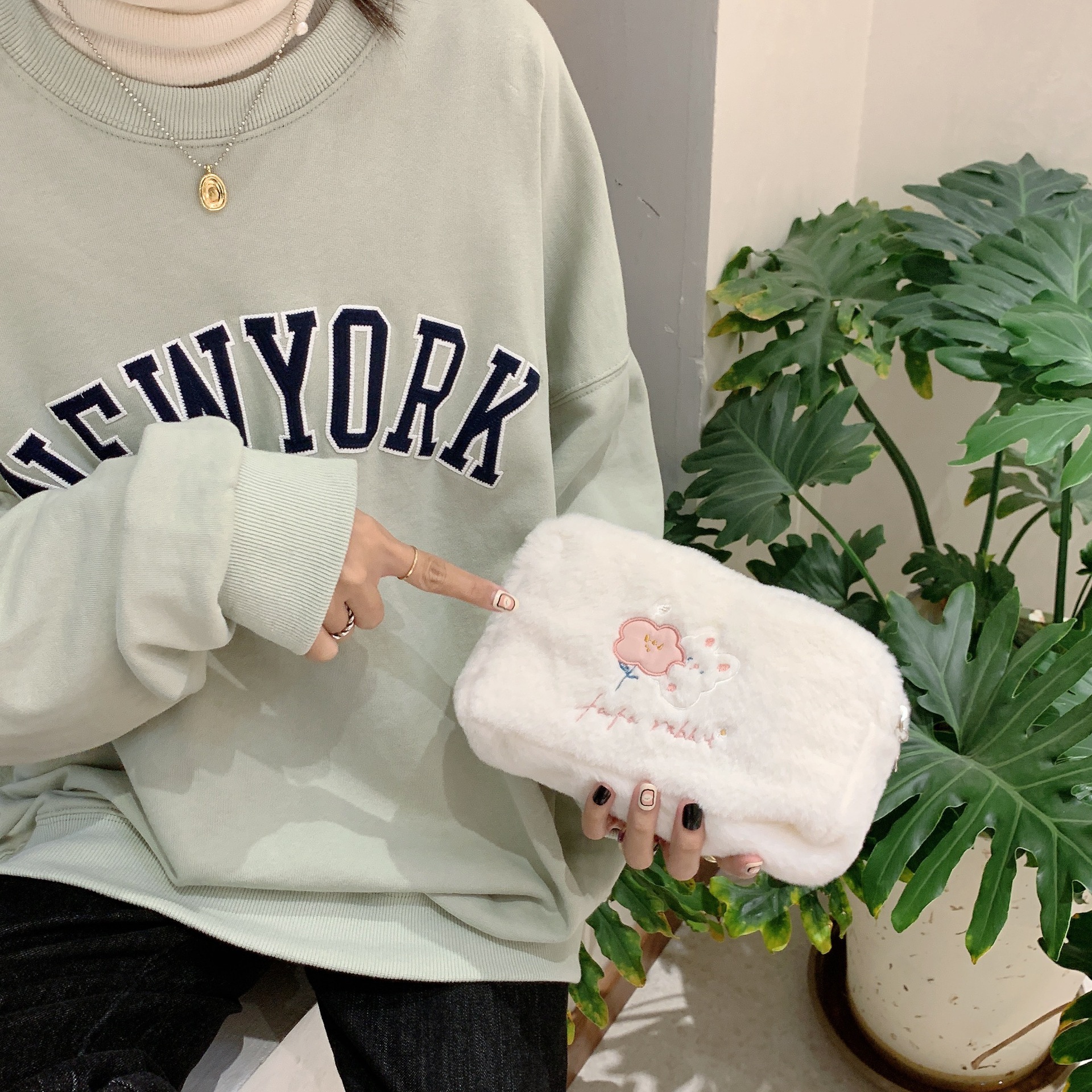 21154 Autumn and Winter plush makeup bag, flower rabbit, cute cartoon embroidered portable bag for women, soft little bag undefined