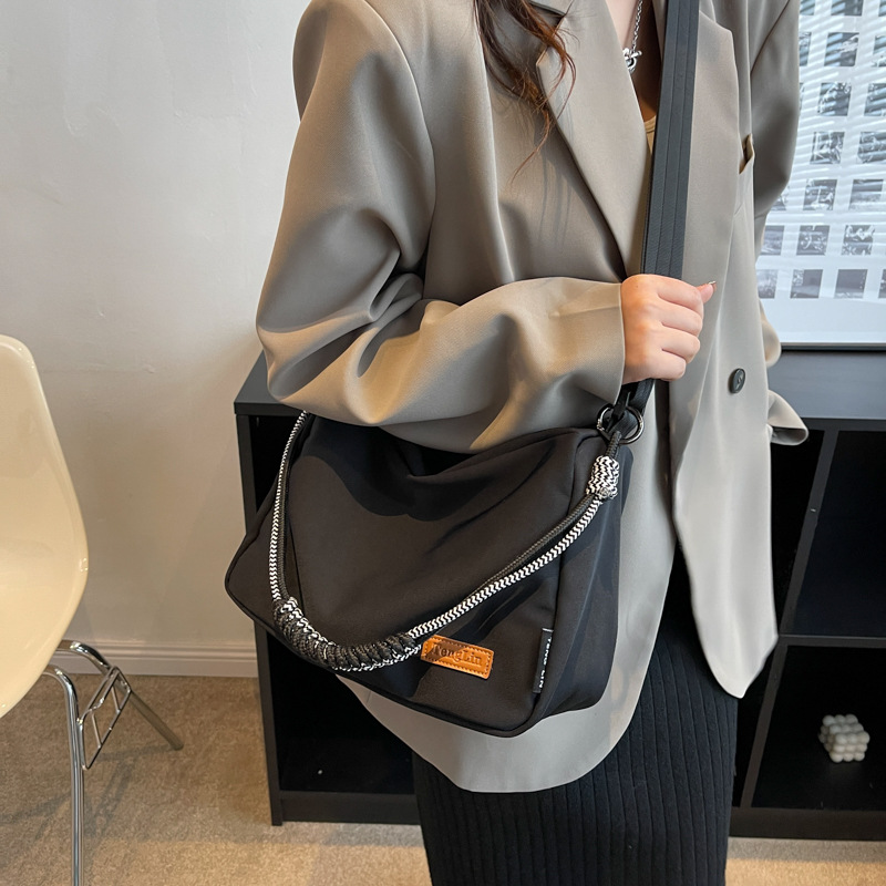 Large-capacity crossbody canvas bag for women 2023 new style, versatile and casual single-shoulder pillow bag for commuting to school on Instagram undefined