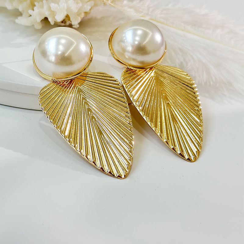 1 Pair Lady Flower Alloy Plating Inlay Artificial Pearls Women's Drop Earrings display picture 9