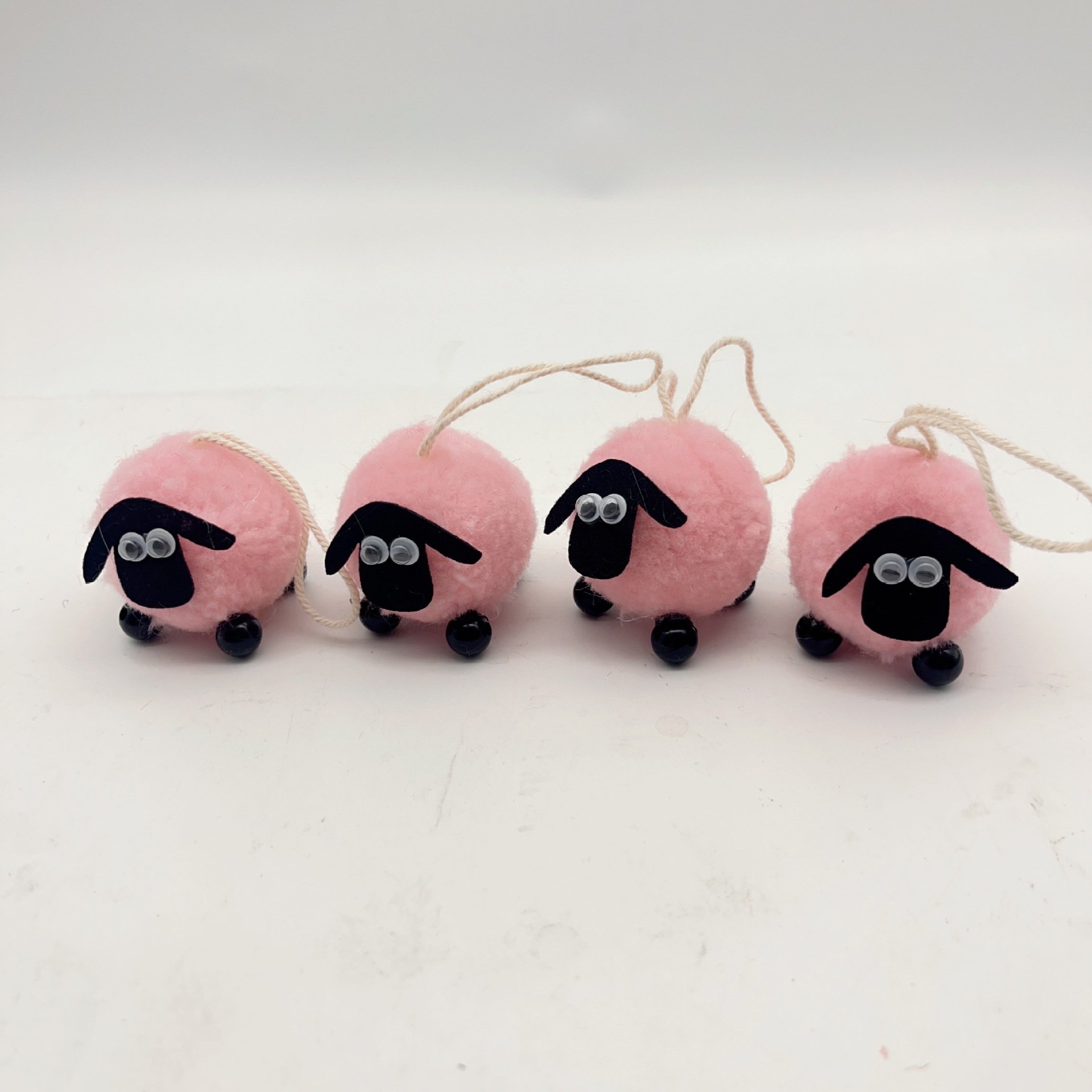 Juguetes de peluche transfronterizos colgantes de cordero blanco y negro, cordero de peluche de Pascua colgantes de cordero