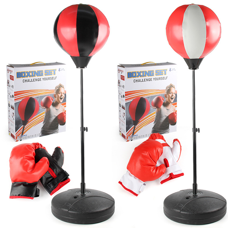 子供の家庭用訓練器材の男の子はスポーツのおもちゃをします。