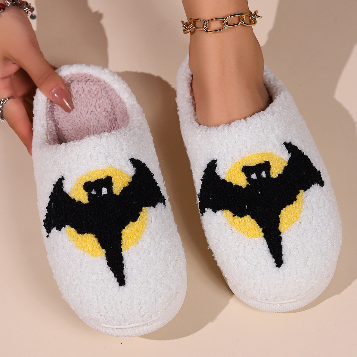 thumbnail image 1 of Zapatillas populares de algodón para mujer, pantuflas de algodón cálidas de felpa para invierno, Navidad y Halloween, para interior y hogar, 1 of 5