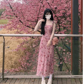粉色吊带碎花连衣裙女夏季纯欲新款仙女气质修身显瘦收腰长款裙子