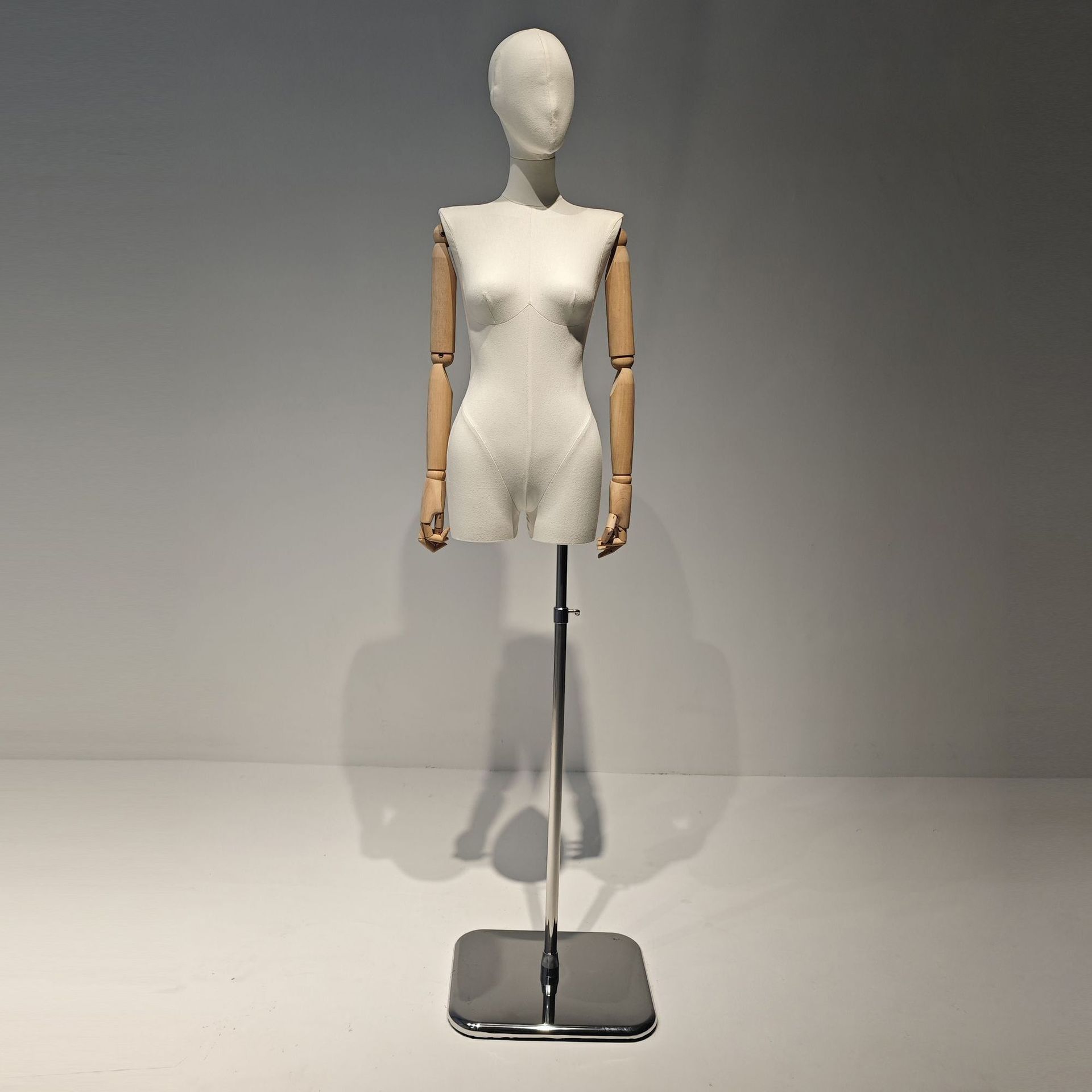 Un hombro plano con piernas divididas, cuerpo completo de tela, estante de exhibición de cuerpo humano, escaparate de tienda de ropa de mujer, exhibición de modelo de plataforma