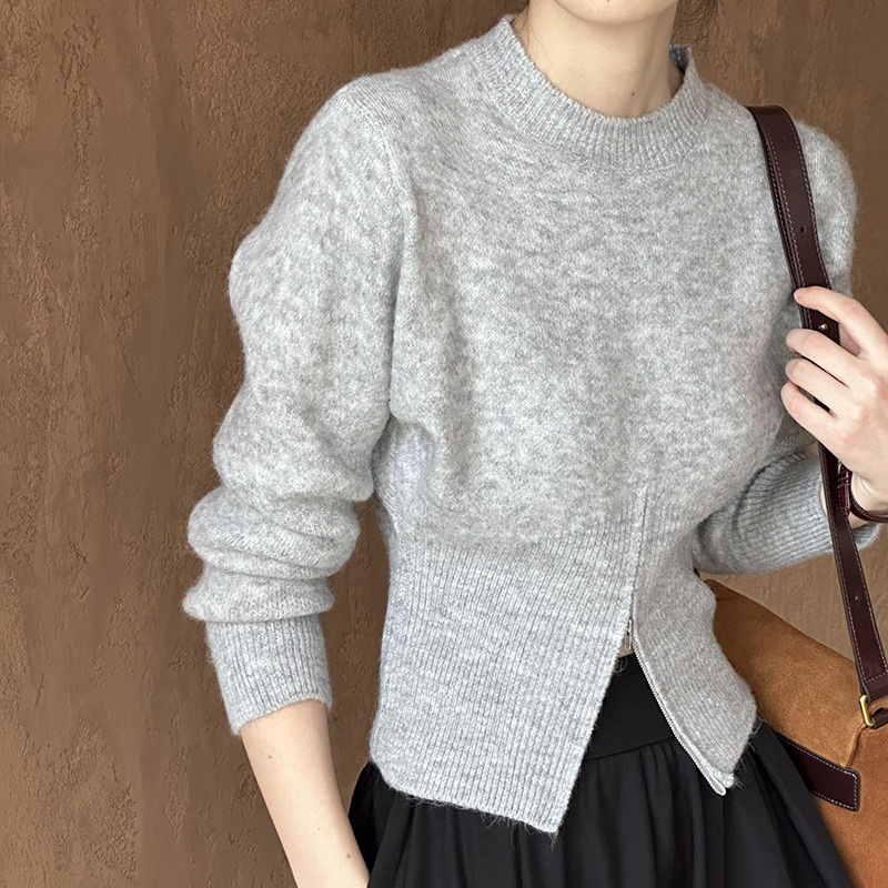 Design sweater with zipper with a round collar