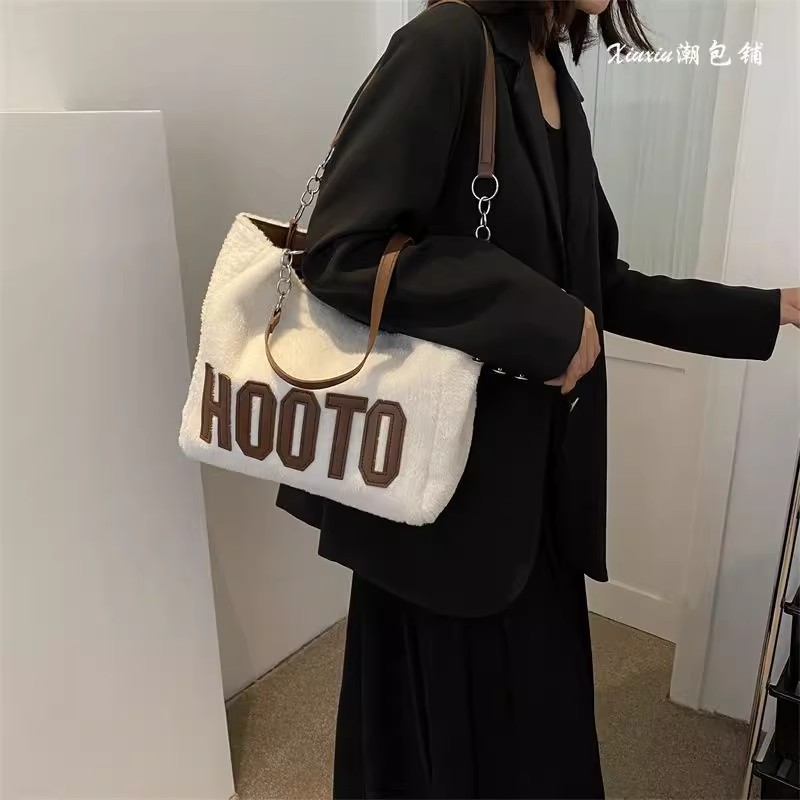 This 2023 new autumn and winter commuter bag with a large capacity of wool and fleece for women is fashionable and versatile. It is a single-shoulder tote bag with letters undefined