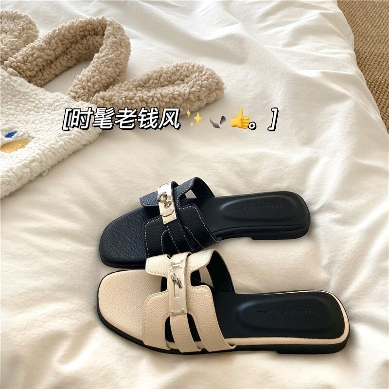 French Silver Small Lock Flats Slippers for Women 2023 Summer New Open-Toe One-Strap Holiday Fashion Outer Sandals