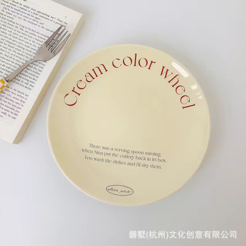 Cream letras rojas y azules