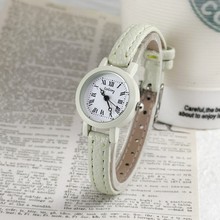 �¿������ֱ�Ůѧ���ɰ�С���ഺʱ�ж�Ͱ���ɫСԲ������������