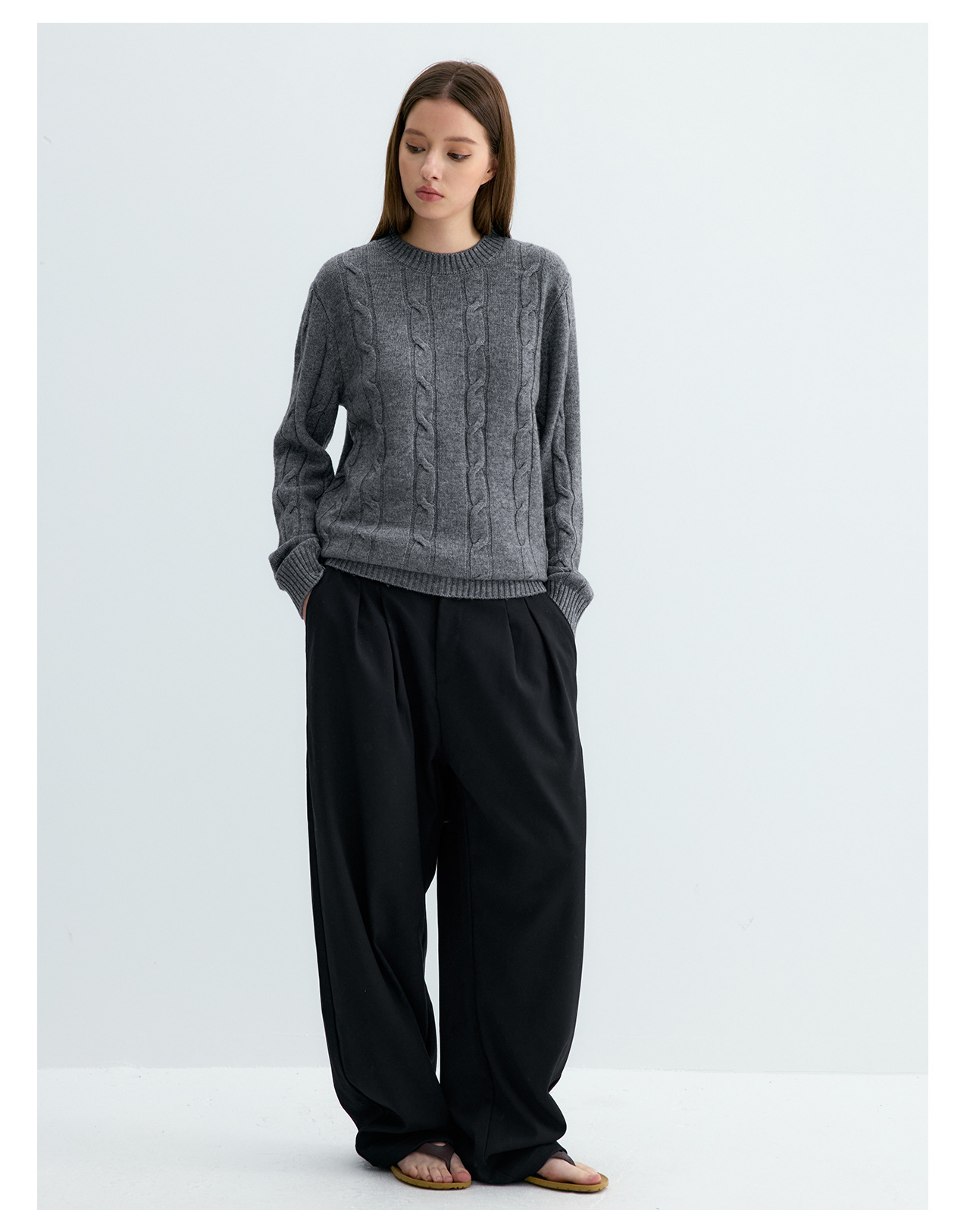 UNF Cable-Knit 405g Crewneck Sweater