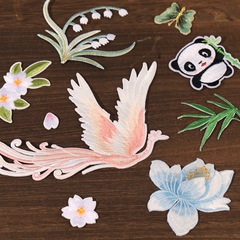 刺繍は竹の葉の鳳凰の桜のハスの花の蝶を貼って金の古風のDIYの布をアイロンして絹糸の扇風機の漢服の包みの団扇を貼ります。