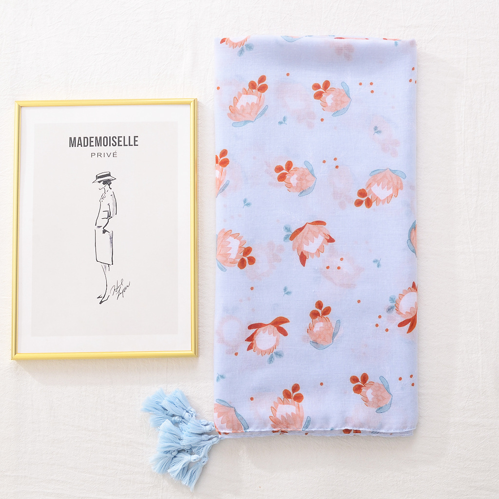 2022 primavera y verano nueva pequeña bufanda de seda fresca larga borla chal azul claro flor impresa bufanda de algodón y lino para mujeres