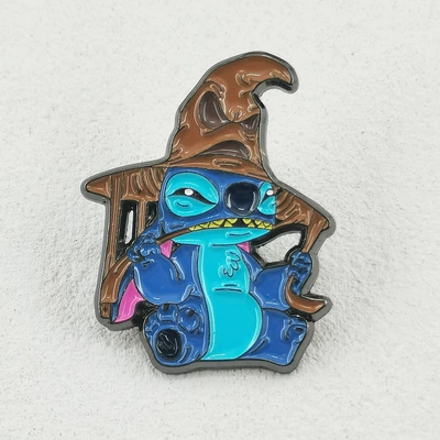 Stitch Wearing a Sorting Hat Fun Enamel Badge in a Mix-And-Match Style, Backpack Clothing Accessory Pendant (Yaxa sancaqları) - b09-03-c01e-34-3-2