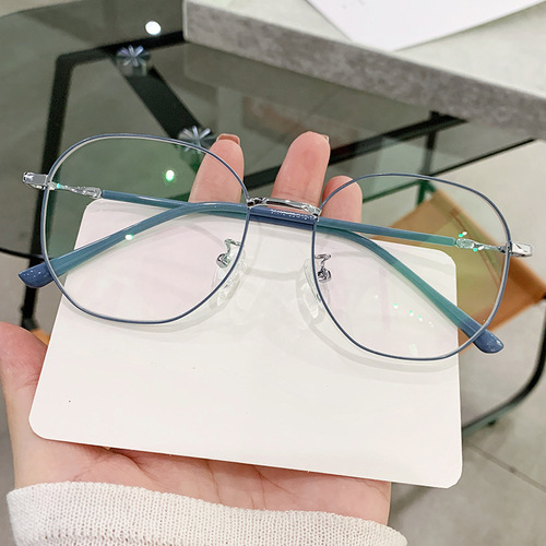 Ultra-lightweight metal vintage eyeglass frames for men and women—stylish, polygonal design with large frames, available in prescription options and featuring blue-light protection for nearsightedness.