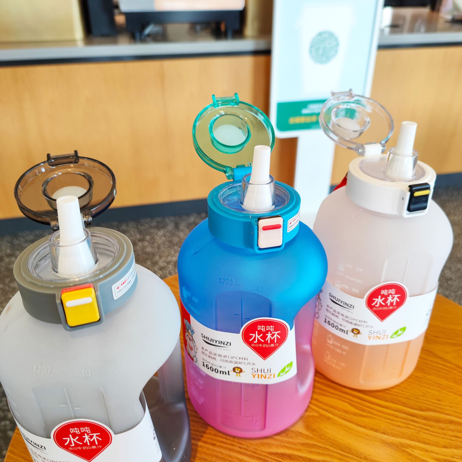 Botella de agua de plástico degradado de gran capacidad y alto valor con asa para fitness Botella de agua para deportes al aire libre 1200ml