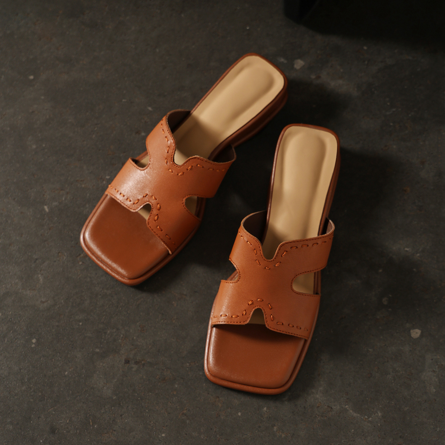 Dép sandal nữ quai chữ V đầu vuông đế bệt da dê — màu nâu