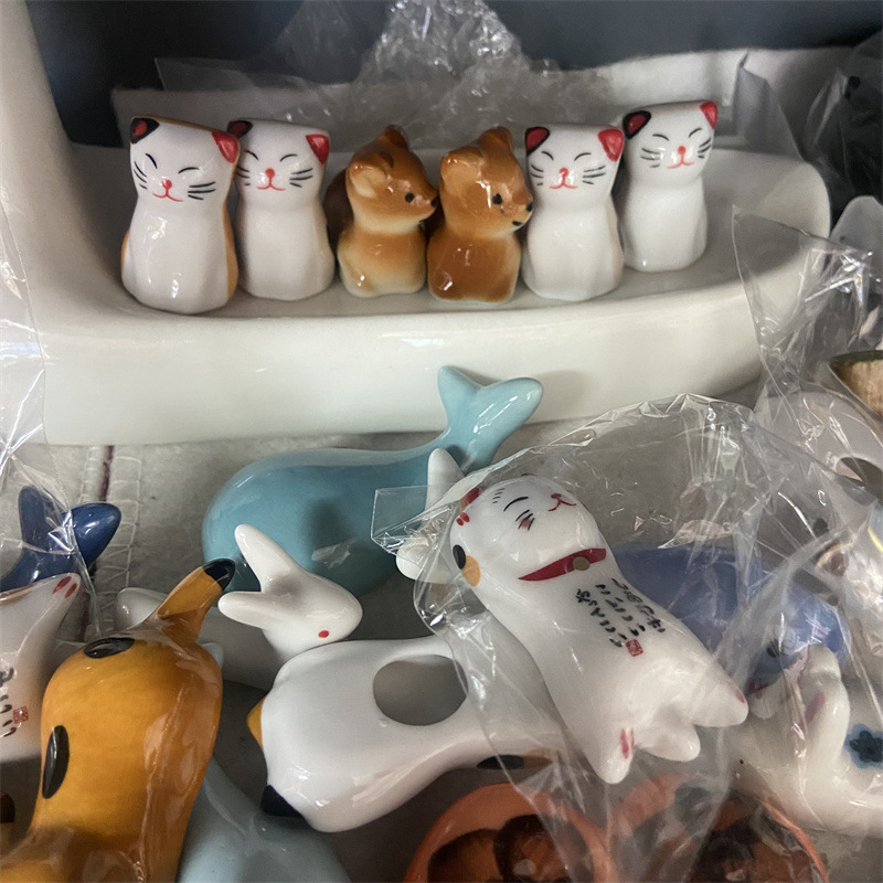 陶磁器の小動物の筆は筆の山の文房の4宝の書斎のデスクトップを置いて漫画の筆の山の筆を置いて小物を置きます。|undefined