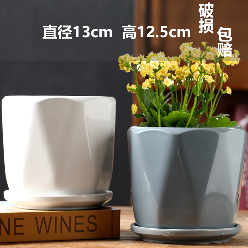 중간 회색 및 흰색 V 패턴 2개