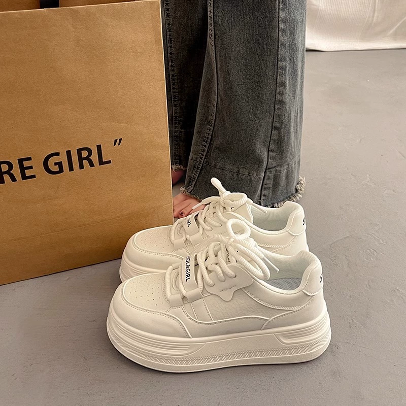 Взрывная дикая толстая подошва маленькая белая обувь для женщин нишевые высокие кроссовки 2025 супер огонь новые весенние и осенние повседневные кроссовки