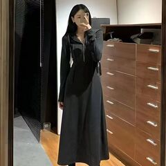 黒いスカート2025背の高いロングタイプの帽子付きのパーカーのスカートの女性の春秋の気質は腰を収めてやせている長袖のワンピースを現します。
