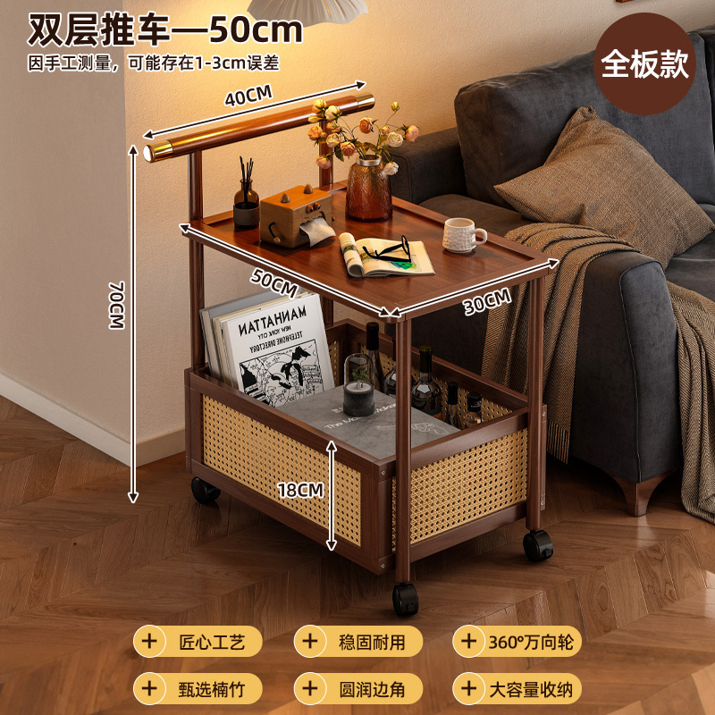 移動可能なレトロなカートソファーのそばのリビングルームの家庭用お茶のそばの棚の寝室のベッドの上の藤編みの棚|undefined