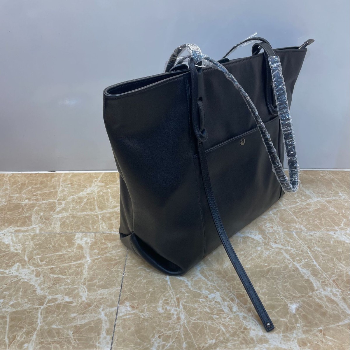 El nuevo bolso tote tiene un temperamento negro simple, cuero suave, bolso de hombro único, bolso de cercanías y bolso de gran capacidad.