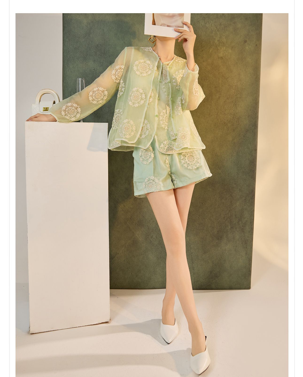 Bộ ba món áo khoác, áo vest và quần short lụa thêu sequin cao cấp kiểu Trung Quốc mới N3042 — Quần short xanh lục nhạt, Áo khoác xanh lục nhạt, Gi lê xanh lục nhạt chi tiết 5