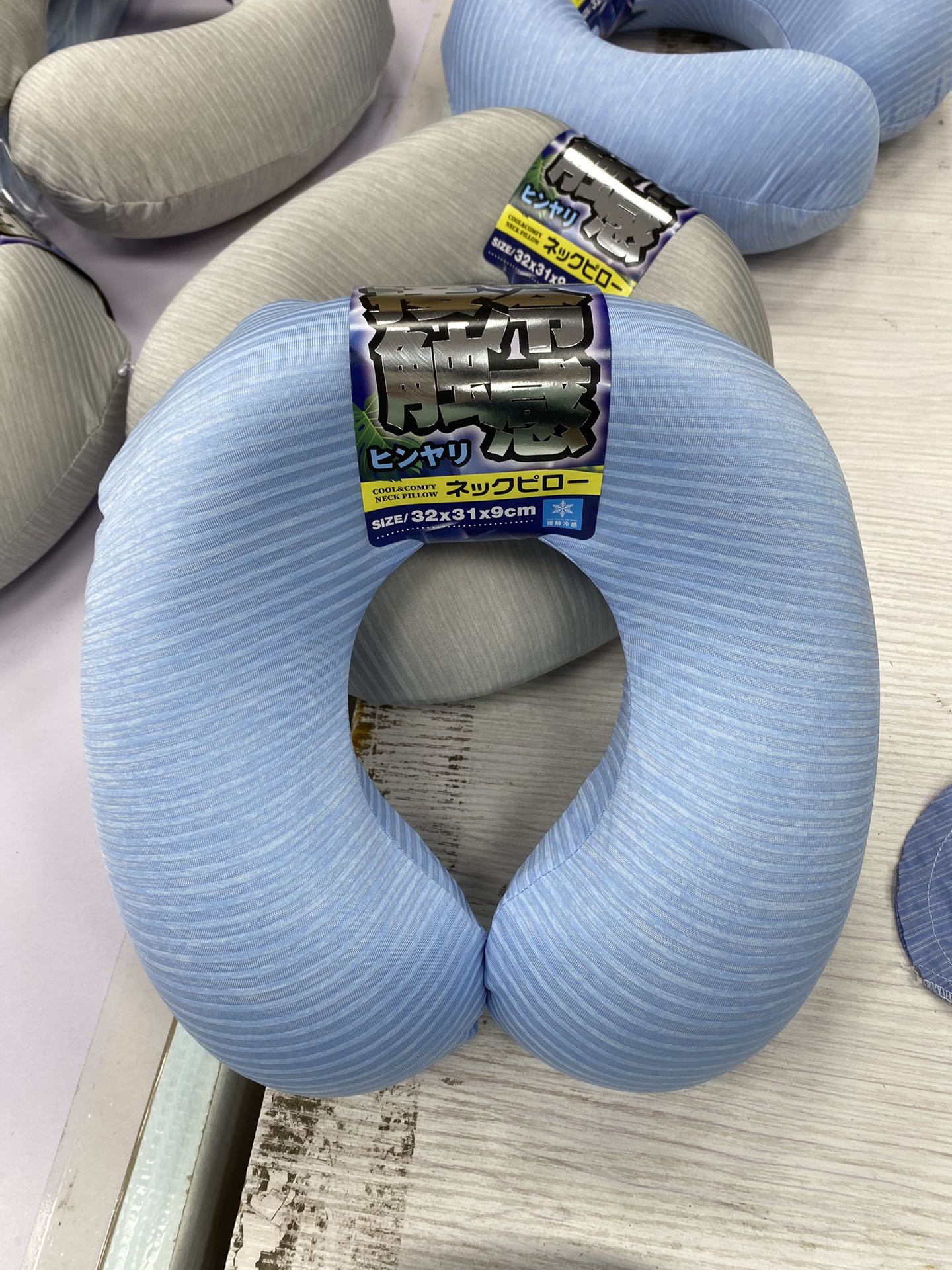U-shaped pillow image 3