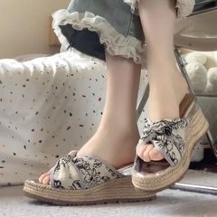 新中国式の厚い底のサンダルの女性2025夏の新型の外は1字のスリッパを着て小さい背が高くなります。